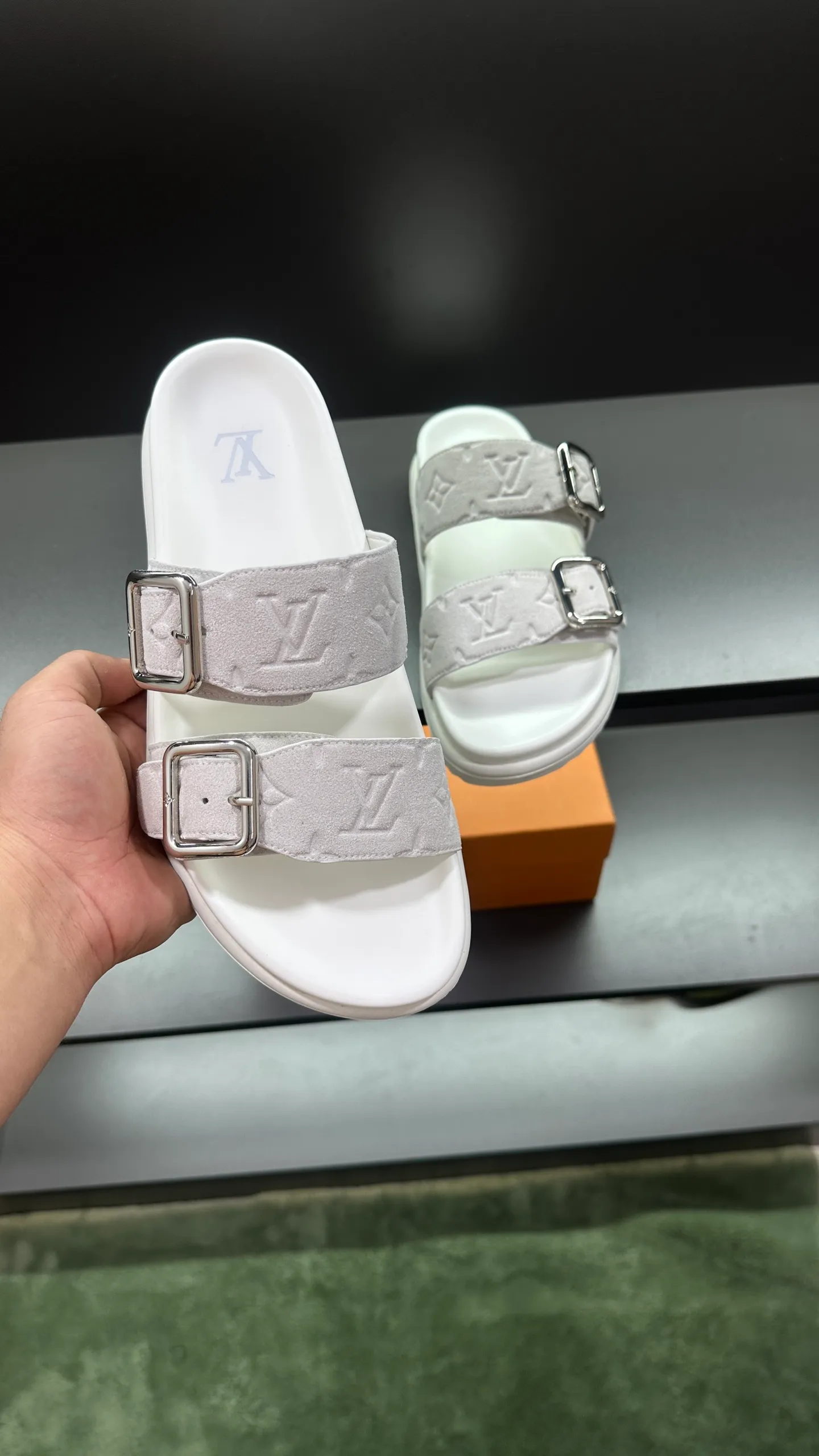 P340 🔍LV Men's Spring and Summer Slippers Counter Synchronization. The uppers are imported cowhide fabrics from Italy, with logo graphics and high-quality craftsmanship. Soles: original soles specially provided by the original factory. Exclusive movable molded soles are super comfortable. Original factory follow-up orders. 🔍🔍High quality. You can enter and leave the counter at will. Welcome to compare. Code number 38-45 No. 058